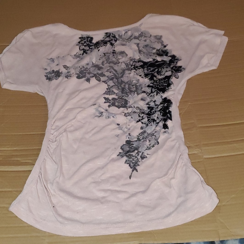 Cute short sleeve top. Stylish and comfortable.